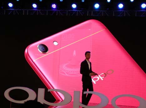 Oppo introduces a red variant of its F3 range for Diwali in India 