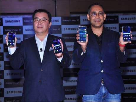 Samsung brings  its latest phones,  Galaxy S7 & S7Edge to India